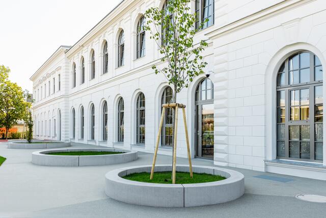 Im einstigen Postgebäude hat die jüdische Privatschule Lauder Chabad einen neuen Standort errichtet.  | Foto: Lauder Chabad Campus