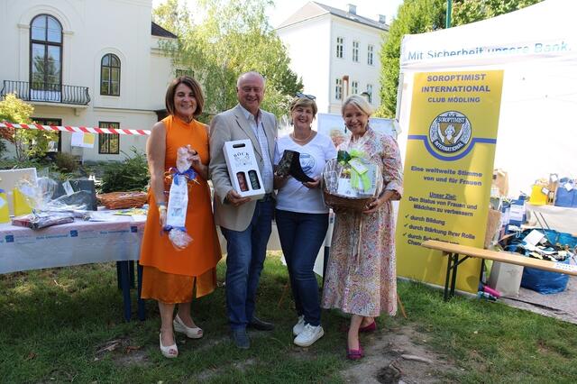 Allerlei Tombolaspenden hielten die Soroptimisten für ihre Besucher bereit