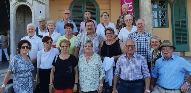 Die Senioren-Gruppe vor dem Schloss Esterhazy, welche Freude den Teilnehmern das Konzert beschert hat. | Foto: Senioren Schwechat