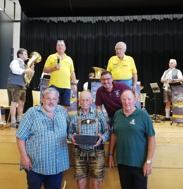 Im Vordergrund: Josef Leimer, Rupert Hettegger, Klaus Mühlbacher und Johann Schweiberer.
Zweite Reihe: J. Briewasser und Obmann J. Huber. | Foto: Seniorenbund