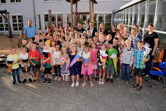 Am ersten Schultag wurden alle Volksschulkinder in Dimbach vor der Schule von den Lehrern, Direktor Christian Geyrhofer und Bürgermeister Manfred Fenster in Beisein vieler Eltern begrüßt. | Foto: Robert Zinterfhof