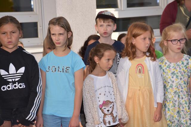 Am ersten Schultag wurden alle Volksschulkinder in Dimbach vor der Schule von den Lehrern, Direktor Christian Geyrhofer und Bürgermeister Manfred Fenster in Beisein vieler Eltern begrüßt. | Foto: Robert Zinterfhof