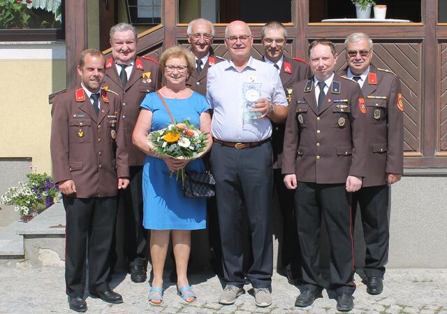 Im Bild v.l.: Kdt. Daniel Lagler, Josef Fashl, Gattin Hermine Glassner, Karl Müllner, Geburtstagskind Josef Glassner, Franz Fletzberger, Thomas Pfeiffer und Franz Schneider | Foto: FF Kottes