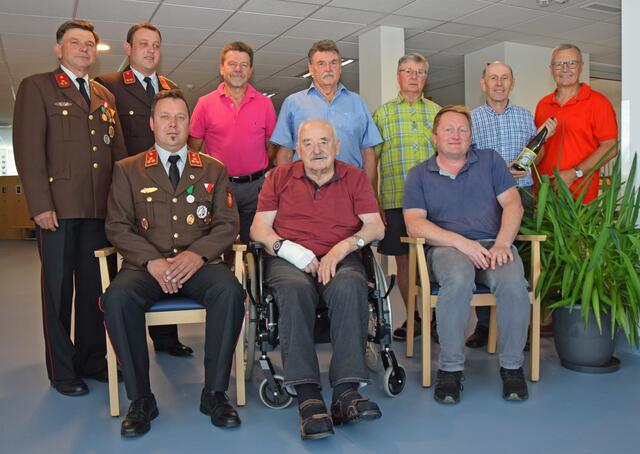 Die Gratulantenschar mit Jubilar Johann List in der Mitte. | Foto: Heinrich Pfoser