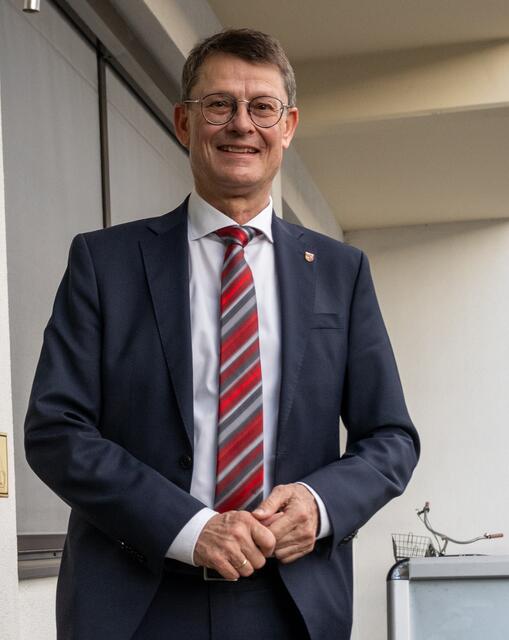 In einer öffentlichen Stellungnahme gibt der Zirler Bürgermeister Thomas Öfner seinen Rücktritt als Vizepräsident beim Tiroler Gemeindeverband bekannt. | Foto: Liebl