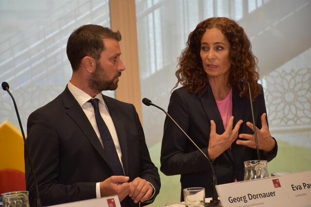 LHstv. Georg Dornauer und LR Eva Pawlata (beide SPÖ) haben die Umsetzung maßgeblich vorangetrieben.  | Foto: Haun