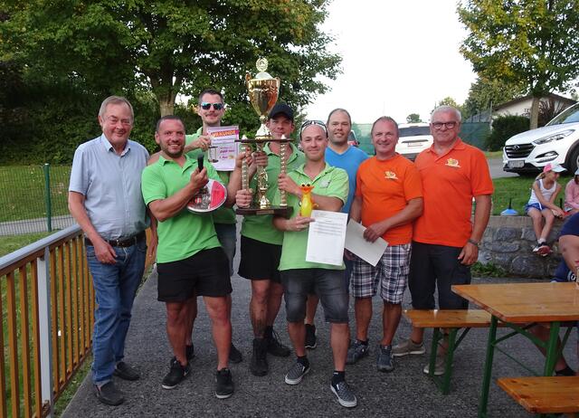 Das Team des ÖKB Echsenbach holte sich den Sieg beim diesjährigen Werbeprofi-Cup.
Im Bild: Bürgermeister Josef Baireder, Harald Weixlbraun, Stefan Schrefel, Manuel Schrefel, Florian Nechwatal, Peter Baireder, Hubert Nechwatal und Gerhard Schrefel. | Foto: Marktgemeinde Echsenbach