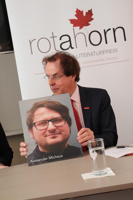 Hans Roth stiftet den Literaturpreis, ist aber nicht in der Jury. Dieser gehören Barbara Frischmuth, Valerie Fritsch, Andreas Unterweger, Julian Kolleritsch, Bernd Melichar, Christoph Hartner und Heinz Sichrovsky an.  | Foto: Edith Ertl