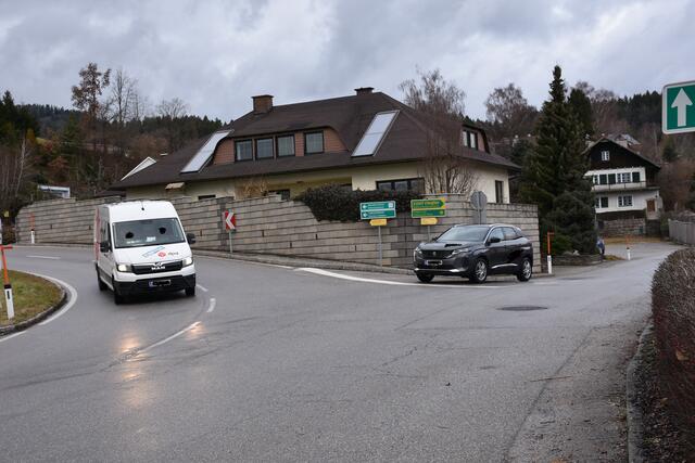 Fahrzeuge aus Richtung St. Georgen am Walde, rechts, haben eine Stopp Tafel.   | Foto: Robert Zinterhof