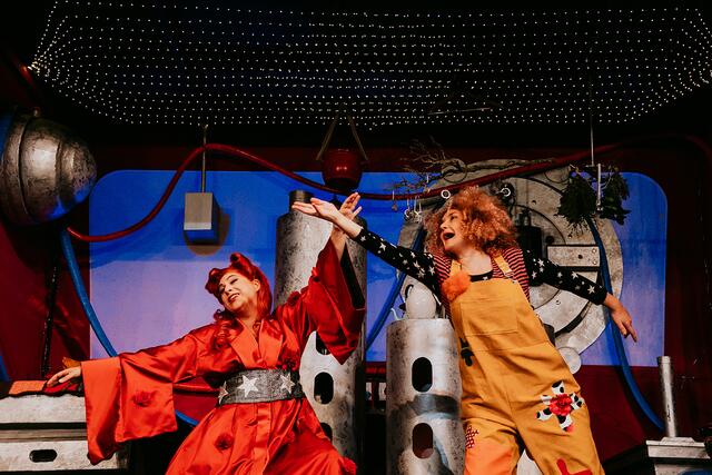 Ausgezeichnet: Die Next Liberty Bühneninszenierung "Hexe Hillary geht in die Oper" darf sich über den Finstral-Publikumspreis freuen. | Foto: Stella Kager