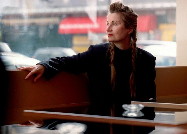 Jelinek im Jahr 2004, rund um den Zeitpunkt, als sie ihren Literaturnobelpreis erhielt. | Foto: Techt Hans Klaus / APA / picturedesk.com