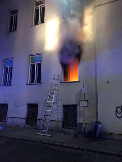 Wohnungsbrand in der Belgiergasse, ein Mann wurde verletzt. | Foto: Berufsfeuerwehr Graz