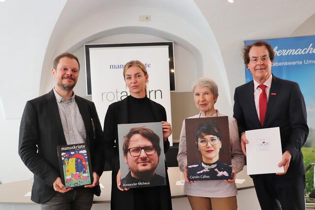 Andreas Unterweger, Valerie Fritsch, Barbara Frischmuth und Hans Roth bei der Präsentation der Rotahorn-Preisträger 2023. | Foto: Edith Ertl