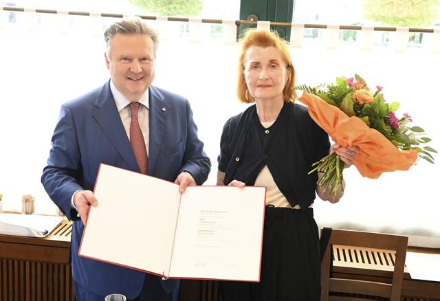 Bürgermeister Michael Ludwig (SPÖ) und Autorin Elfriede Jelinek. | Foto: PID/Jobst