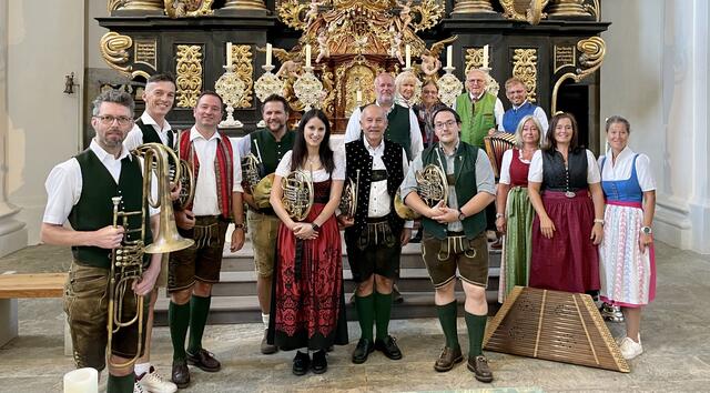 Gottfried Hubmann (2.R.r.) lud zur 14. Volksmusikanten-Wallfahrt in die Wallfahrtskirche "Maria sieben Schmerzen" in St. Peter-Freienstein.  | Foto: KK