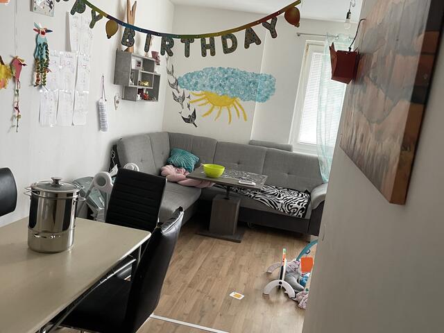 Unbenützbar: Auch im Wohnzimmer stinkt es furchtbar. | Foto: Zezula, privat