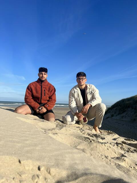 Yazan Alsabagh (r.) und sein Freund Ibaa aus Deutschland gingen mit dem Auto auf Reisen. Ziel war das Meer im Norden Frankreichs. | Foto: Alsabagh
