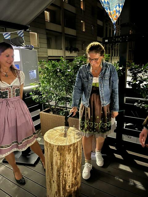 Am Nagelstock sah man nur lachende Gesichter. | Foto: Hernalser Kaufleute