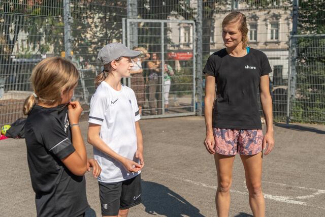 Ex-ÖFB-Kapitänin Carina Wenninger stand gemeinsam mit den Mädls am Platz.  | Foto: Christoph Holzinger