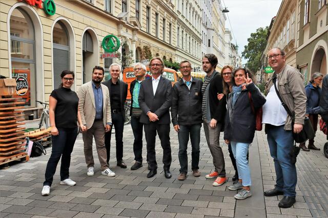 Auch der Grüne Bezirksvorsteher Martin Fabisch (Mitte/weißes Hemd) ist beim Josefstädter Straßenfest. | Foto: BV 8