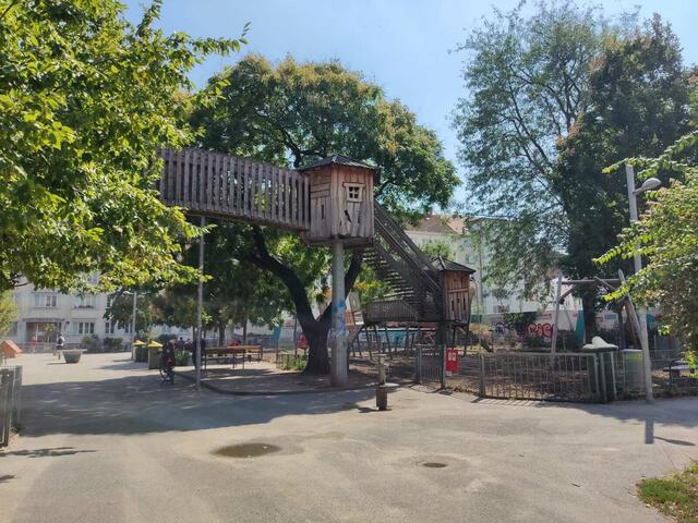 Fußballkäfige, Schaukeln, Klettergerüste und Rutschen: Die Parks im 5. Bezirk haben einiges zu bieten. Im Bacherpark gibt es zum Beispiel einen Baumhaus-Kletterparcours.  | Foto: Patricia Kornfeld