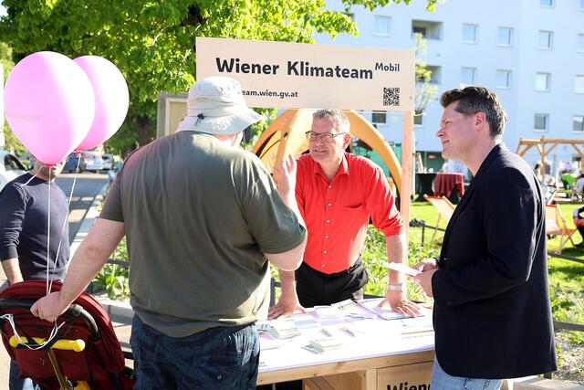 Georg Papai (mittig) und Klimastadtrat Jürgen Czernohorszky (rechts, beide SPÖ) im eifrigen Gespräch mit einem Floridsdorfer. | Foto: BV21