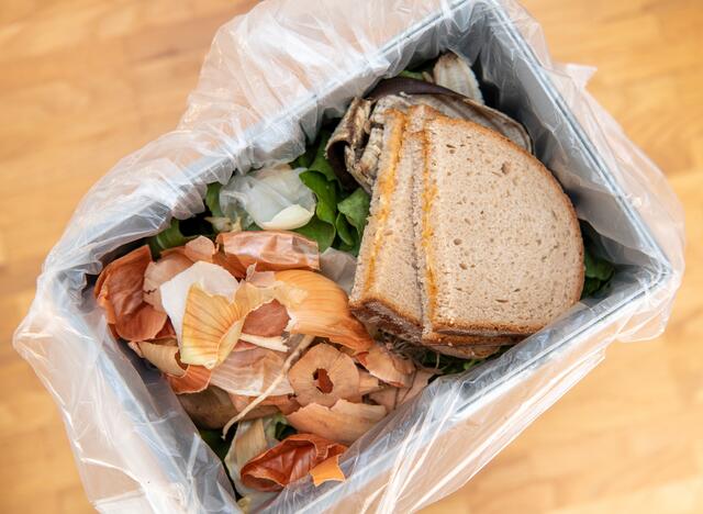 Lebensmittelverschwendung ist nicht nur einer der größten Treiber der Klimakrise, gleichzeitig hungern rund 760 Millionen Menschen weltweit. 
 | Foto: Shutterstock