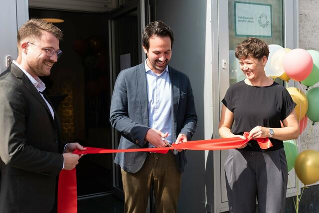 V.l.n.r.: Goran Maric, Christoph Wiederkehr und Lena Gugenberger bei der Eröffnung des Standorts.  | Foto: Three Coins