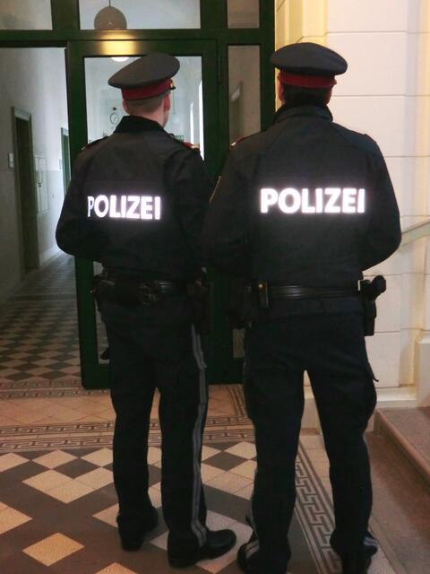 Die ehemalige Lehrerin wehrte sich erbittert gegen die Polizeibeamten. | Foto: Ilse Probst