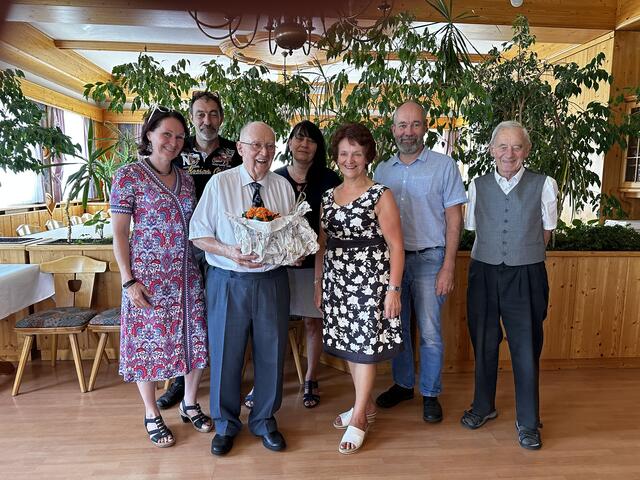 v.l.n.r: Karin Leutgeb (Tochter), Thomas Münzberg (Sohn), Karl Münzberg sen., Maria Winkelhofer (Tochter), Bgm. Ludmilla Etzenberger, Karl Münzberg (Sohn), Altpfarrer Hermann Zeinzinger | Foto: Stadtgemeinde Gföhl