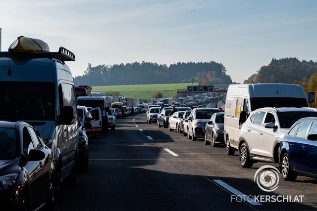 Drei Verletzte und Strafen für Schaulustige mit Handy am Steuer: Das ist die Bilanz eines Unfalls gestern auf der A1 in St. Florian. (Symbolbild) | Foto: FOTOKERSCHI.AT / KERSCHBAUMMAYR