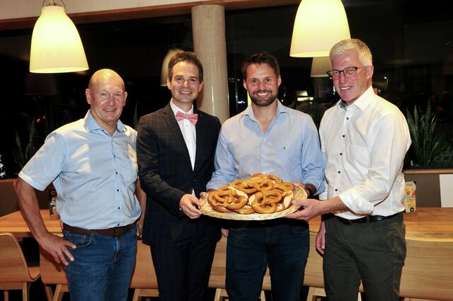 Geschäftsführer Norbert Fagschlunger, Bauherr Andreas Gstrein, Bäckermeister Christian Ruetz und Bügermeister Josef Singer freuen sich über den neuen Standort in Götzens (und über die köstlichen Ruetz-Brezen ...). | Foto: Hassl