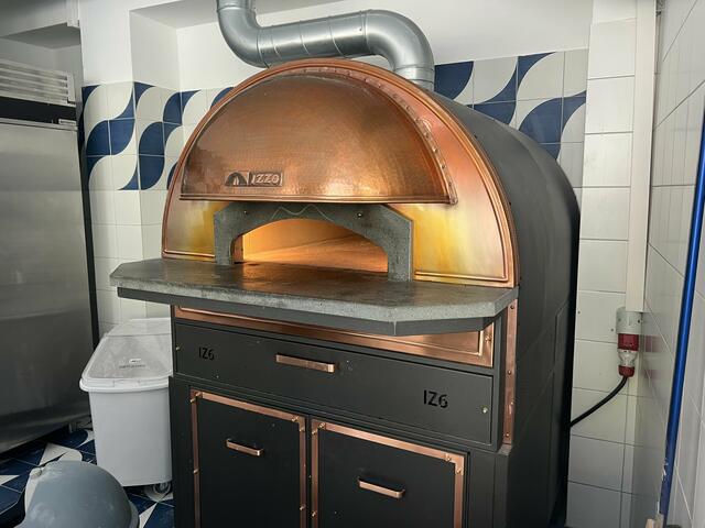 Ein spezieller Pizzaofen, der 500 Grad heiß bäckt. | Foto: Petra Sturma