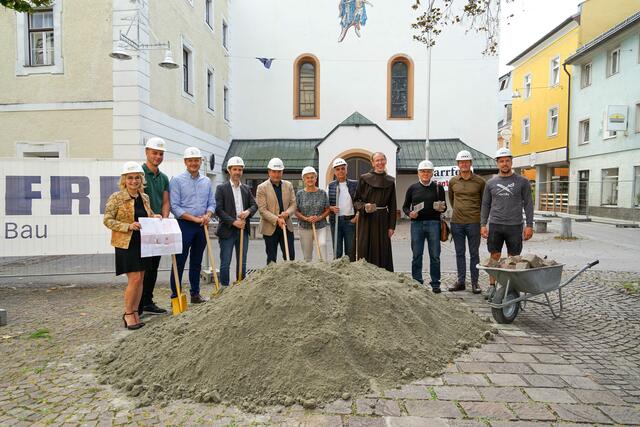 Elisabeth Blanik, Obmann Paul Steiner, Christian Steininger, Manuel Kleinlercher, Franz Theurl, Gerlinde Kieberl, Paul Meraner, Pater Raimund Kreidl, Spenden-Initiator Rudi Rumpl sowie Walter Frey und Martin Unterlercher von den bauausführenden Firmen. | Foto: Stadt Lienz/Lenzer