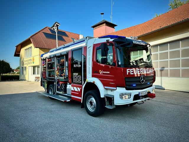 Es ist der ganze Stolz der Krenglbacher Freiwilligen Feuerwehr: Das neue und selbst mitentwickelte Löschfahrzeug kann von den Kammeradinnen und Kameraden unter Kommandant Huemer (li.) in Betrieb genommen werden. | Foto: FF Kreglbach