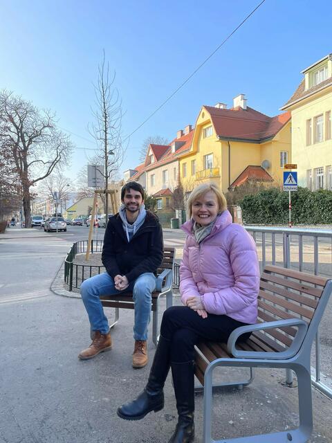 Ein Bild aus "alten Zeiten" im Februar 2023: Bezirksvorsteherin Silke Kobald (ÖVP) und Klubobmann Christopher Hetfleisch (Grüne) freuen sich gemeinsam über den neu gestalteten Schulvorplatz der GEPS Auhofstraße 49. | Foto: BV Hietzing