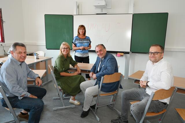 Bürgermeisterin Natascha Matousek und ihr Amtskollege aus Trumau, NRAbg. Andreas Kollross mit Schuldirektorin Michaela Kaltenegger sowie mit Michael Krammer und  Dietmar Pinter. | Foto: S. Pohl