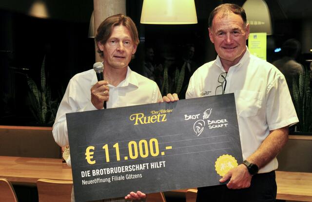 Günther Fagschlunger übergab den Symbolscheck der Handwerkerspenden in Höhe von 11.000 Euro an Brotbruderschaftsobmann Christian Ruetz. | Foto: Hassl