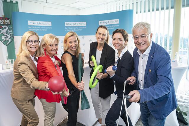 (v.l.): Fachgruppenobfrau Daniela Gmeinbauer (Freizeit- und Sportbetriebe), WKO Steiermark Vizepräsidentin Gabriele Lechner, Landesrätin Juliane Bogner-Strauß, „Fit im Job“-Botschafterin Viktoria Schnaderbeck, Barbara Hauer (SVS), Fachgruppenobmann-Stv. Andreas Schnider (Personenberatung und Personenbetreuung) 

  | Foto: Foto Fischer
