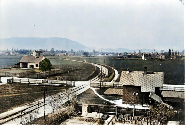 1882 wurde das Foto aus der Sammlung Kubinzky aufgenommen, das die Kreuzung der heutigen Fröhlichgasse mit der Eisenbahnstrecke zeigt. | Foto: Sammlung Kubinzky