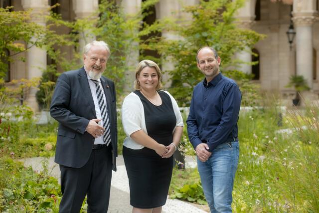 Bei der Angelobung, v.l.: Der Bezirksparteivorsitzende Gerhard Schmid, die neue Klubobfrau Karharina Mayer-Egerer und der neue Bezirksvorsteherin-Stellvertreter Marcel Höckner.  | Foto: Richard Tanzer