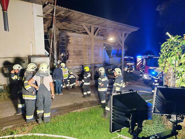 Gestern brannte ein Wirtschaftsgebäude. | Foto: Freiwillige Feuerwehr Bach