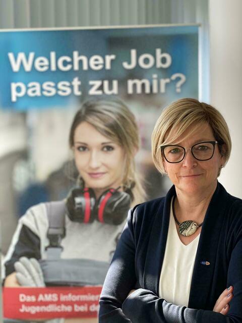Michaela Billinger, Chefin vom AMS Traun, informiert über aktuelle Arbeitsmarktzahlen. | Foto: AMS Traun
