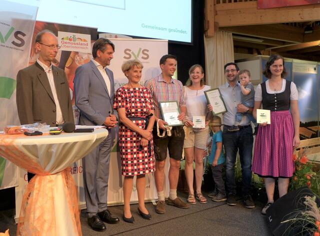 SVS-Generaldirektor Hans Aubauer, SVS-Obmann Peter Lehner, Landesstellenvorsitzende Christine Katzlberger-Laimer und die Familien Prenninger, Hoffelner sowie Frau Roßmann (v.li.) | Foto: SVS