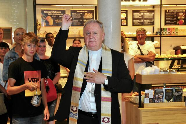 Alt-Abt Raimund Schreier nahm die Segnung der Räumlichkeiten vor. | Foto: Hassl