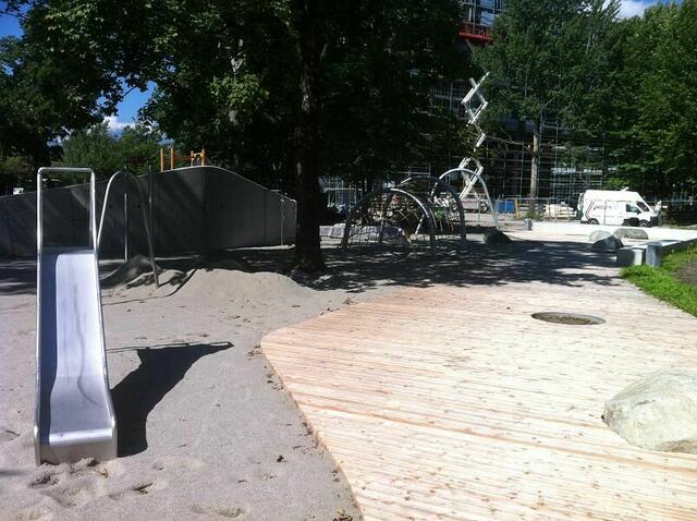 Das Holzdeck beim Spielplatz an der Sepp-Grünbacher-Promenade wird saniert.  | Foto: BB Bau