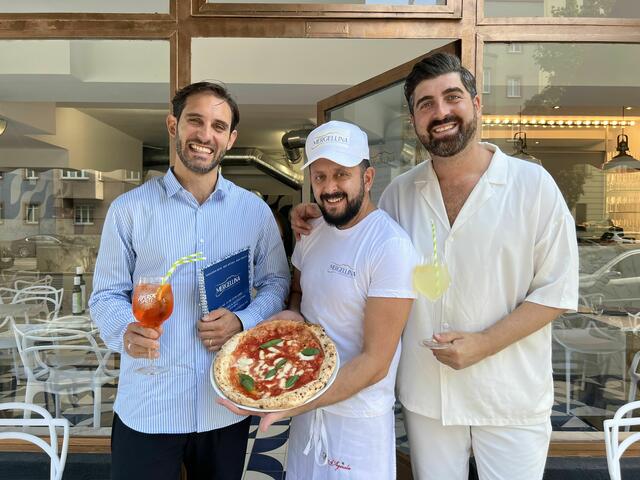 Gaetano, Pietro und Gennaro freuen sich darauf viele Gäste in Simmering mit ihrer authentischen neapolitanische Pizza bewirten zu können.  | Foto: Petra Sturma