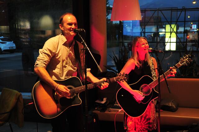Top-Unterhaltung ist garantiert, wenn Jasmin und Raimund zu Gitarre und  Mikro greifen. | Foto: Hassl