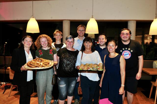 Das starke Team des Ruetz Bäckerei-Café Götzens ist bereit: Barbara Hagen, Eva Spielmann, Diego Koerfer, Elisabeth Muhr, Benedikt Ruetz (Verkaufsleitung), Lydia Holzmann (Filialleitung)
Fabio Tauber (Gebietsverkaufsleitung), Simone Fagschlunger (Verkaufsleitung) und Thomas Janneschitz (v.l.n.r.) | Foto: Hassl