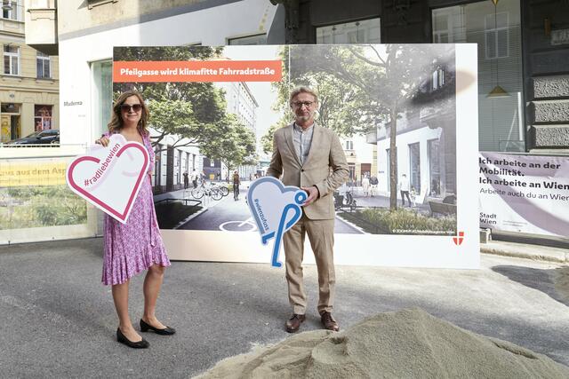 Mit dem Spatenstich gaben Mobilitätsstadträtin Ulli Sima und Bezirksvorsteher Martin Fabisch den Startschuss für die Umbauarbeiten von Teil 1 – konkret vom Lerchenfelder Gürtel bis Strozzigasse. | Foto: PID/Markus Wache